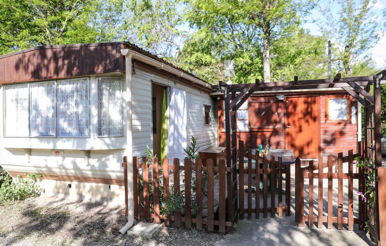 Camping Les Acacias Hotel Saint-Paulet-de-Caisson Exterior photo